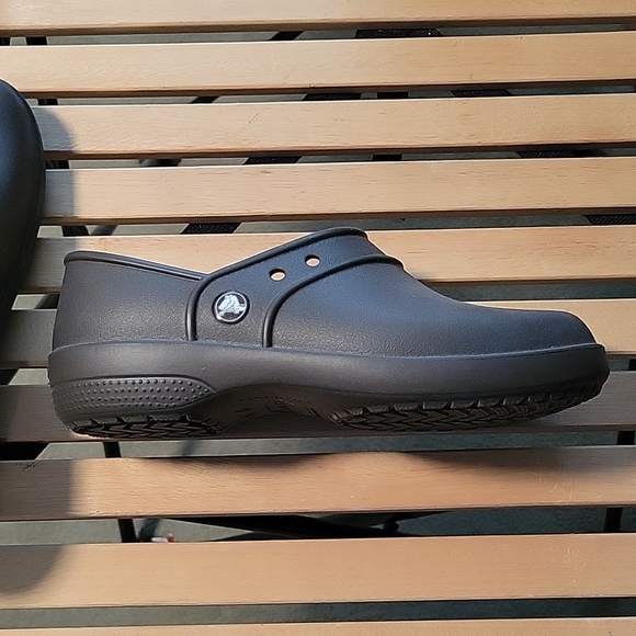 Brown Crocs size 8 never worn - Picture 2 of 9